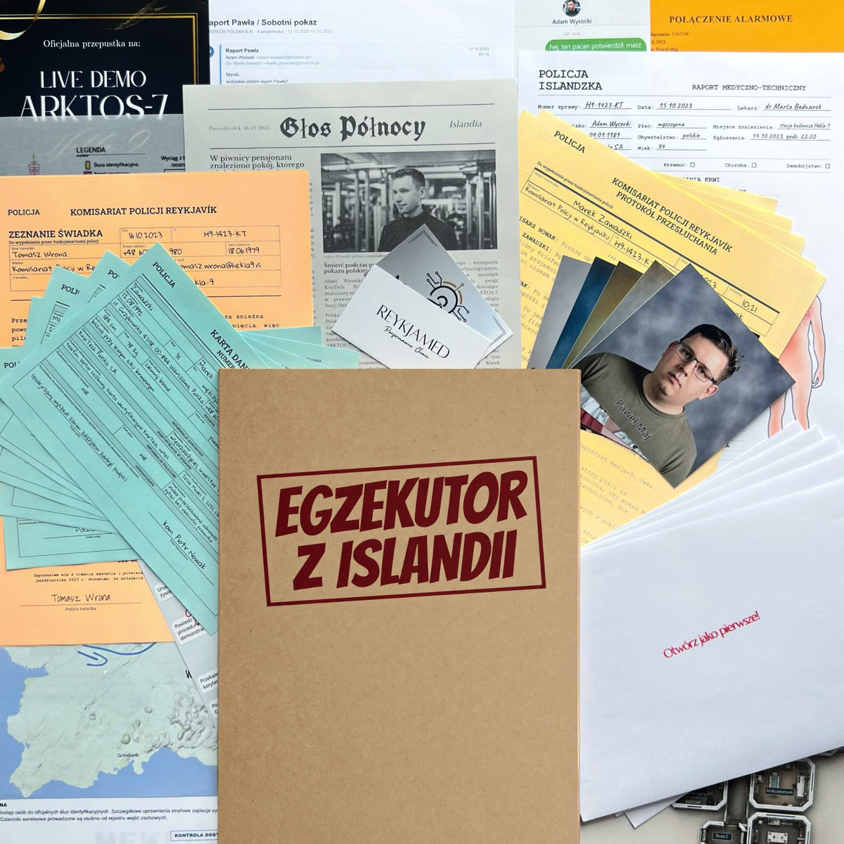 Teczka „Egzekutor z Islandii” wśród raportów, map i materiałów śledczych